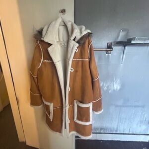 Elegant Tan and White Shearling Cape